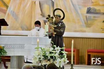  Decenas de fieles rinden pleitesía a San Antonio de Padua en Clavellinas/Francisco Javier Santana.